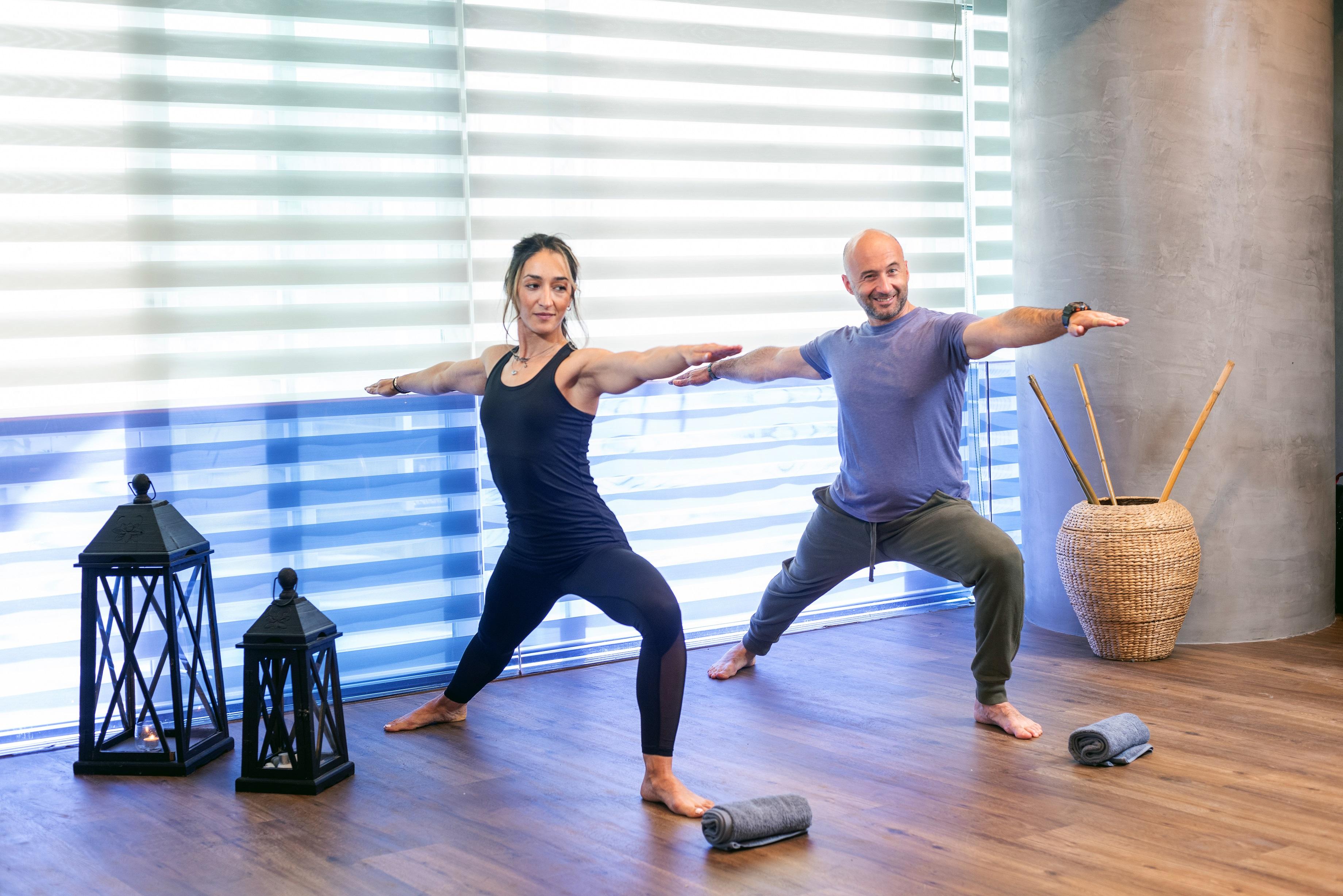 圣乔治利卡维多斯酒店 雅典 外观 照片 A couple practicing yoga