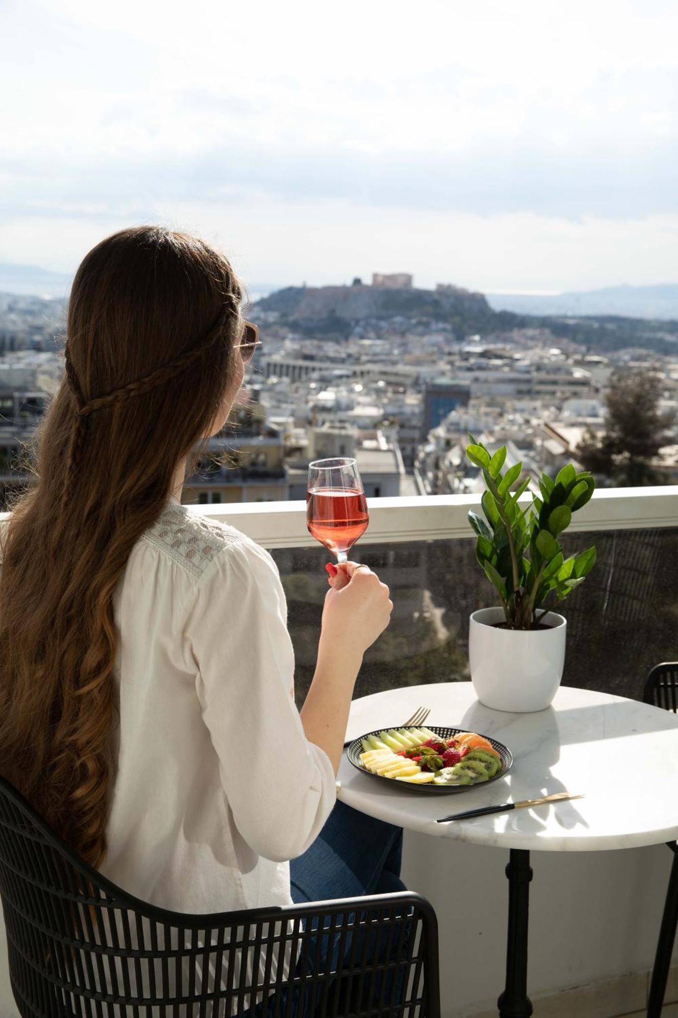 圣乔治利卡维多斯酒店 雅典 外观 照片 A woman drinking wine